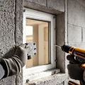 Фото по теме: Установка пластиковых окон в дом из газобетона на пластины