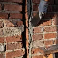 Фото по теме: Как заделать сквозную трещину в старой кирпичной стене